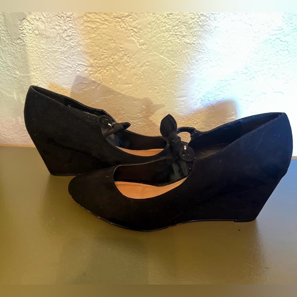 Torrid 10.5 WIDE black velvet wedges